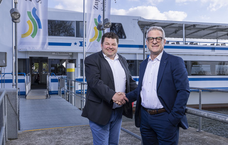 Philipp Hofmann im Handshake mit CEO der Zuger Kantonalbank