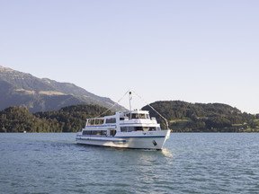 Motorschiff Rigi auf See fahrend mit Ufer im Hintergrund