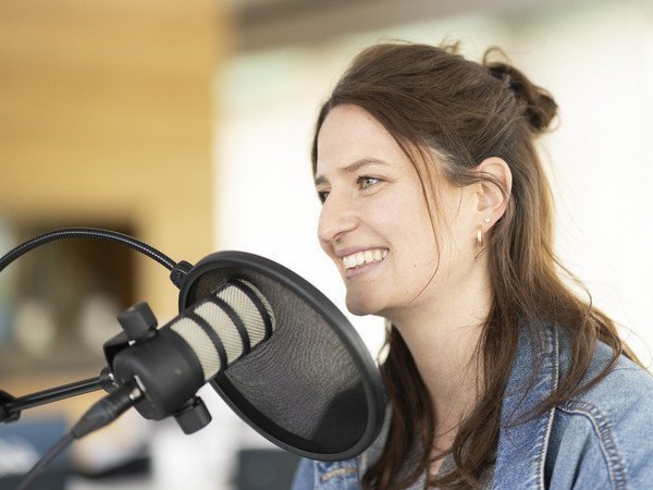 Nicoline Ineichen hinter dem Mikrophon im Zugersee Podcast