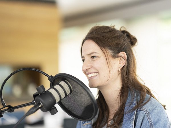 Nicoline Ineichen hinter dem Mikrophon im Zugersee Podcast