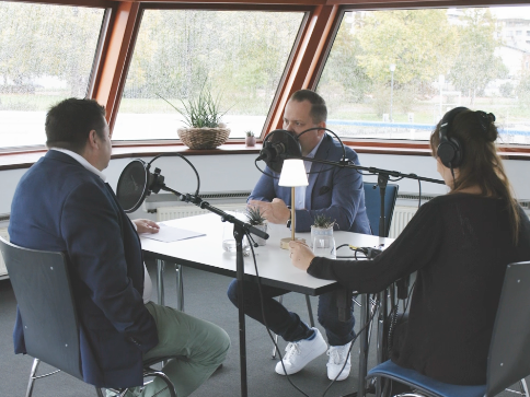 Podcast Gast Dominic Keller von Zug Tourismus am Tisch mit Philipp Hofmann und Tontechnikerin