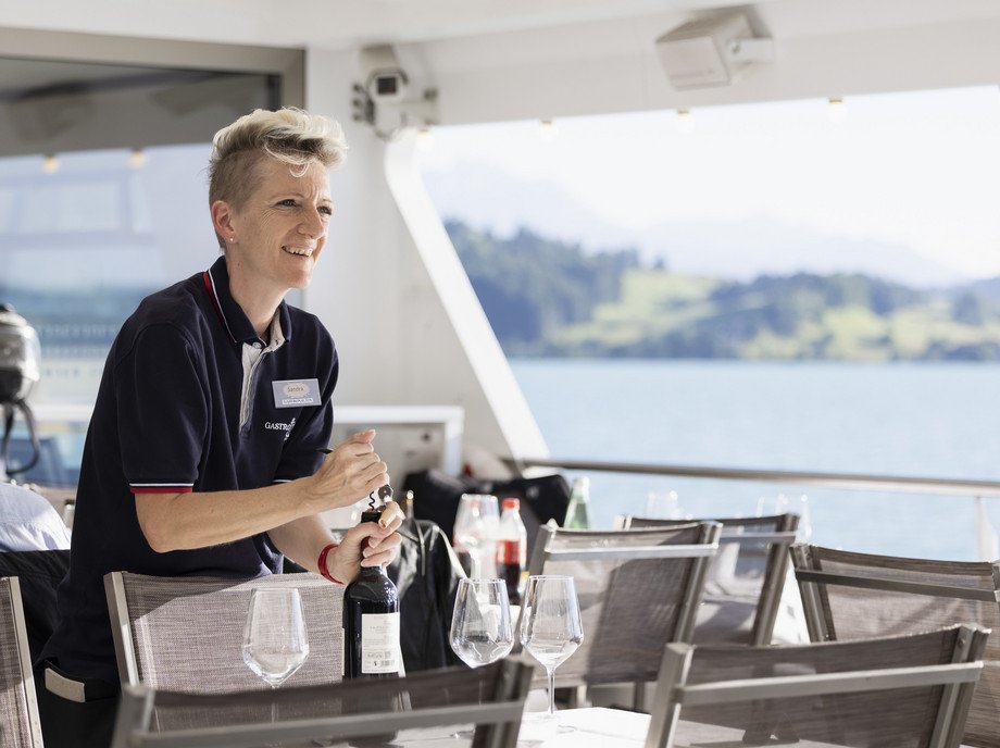 Zugersee Gastronomy Service Chef de Service opening a bottle of wine