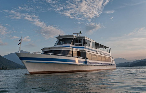 Motorschiff Schwyz fahrend auf dem Zugersee