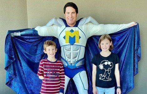 Superheld Bionicman mit zwei Kindern im Porträt