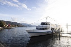 Schiff steht am Steg im Seitenblick die Altstadt von Zug