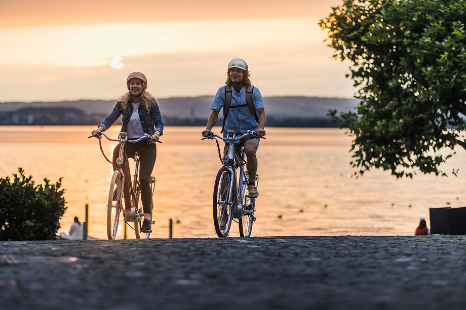 Velofahrer am Zugersee bei Sonnenuntergang