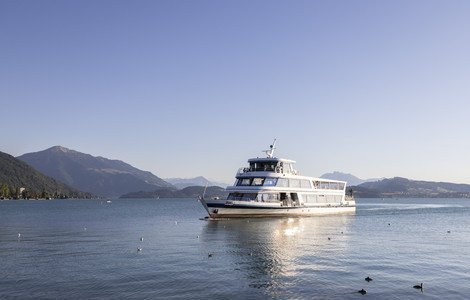 Ein Kursschiff auf dem Zugersee