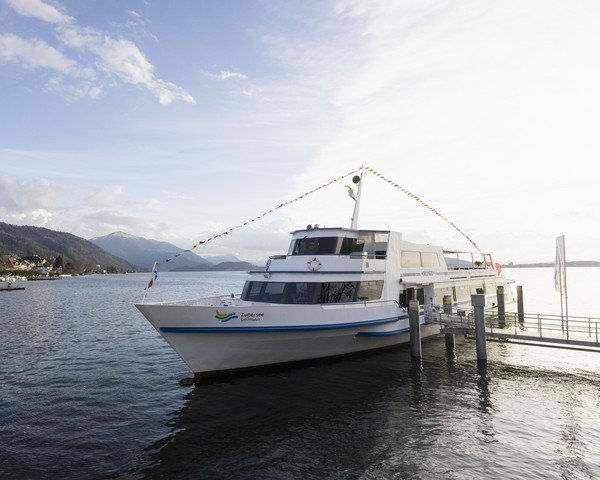 Motorschiff Rigi am Bahnhofsteg stehend