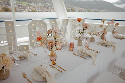 Schön gedeckter Tisch für Hochzeitsgesellschaft auf dem Aussendeckt mit Love-Lettern