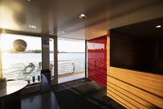 Eingangsbereich auf dem Schiff mit Blick auf den See