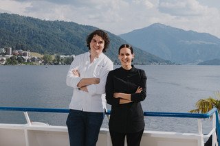 Dominic Bürli und Noémie Bernard im Portrait auf dem Aussendeck mit Blick auf die Rigi