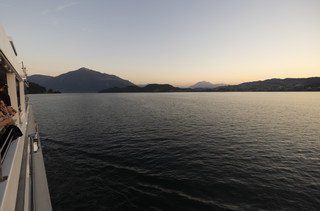 Eindämmerung über den See von Reling Oberdeck