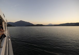 Eindämmerung über den See von Reling Oberdeck