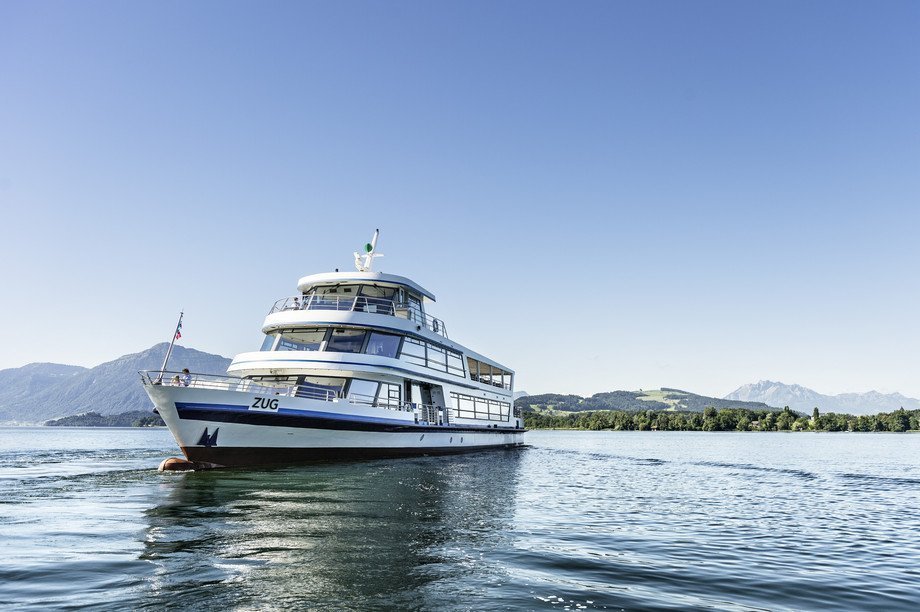 Motorschiff Zug fahrend auf dem See Steuerbordseite