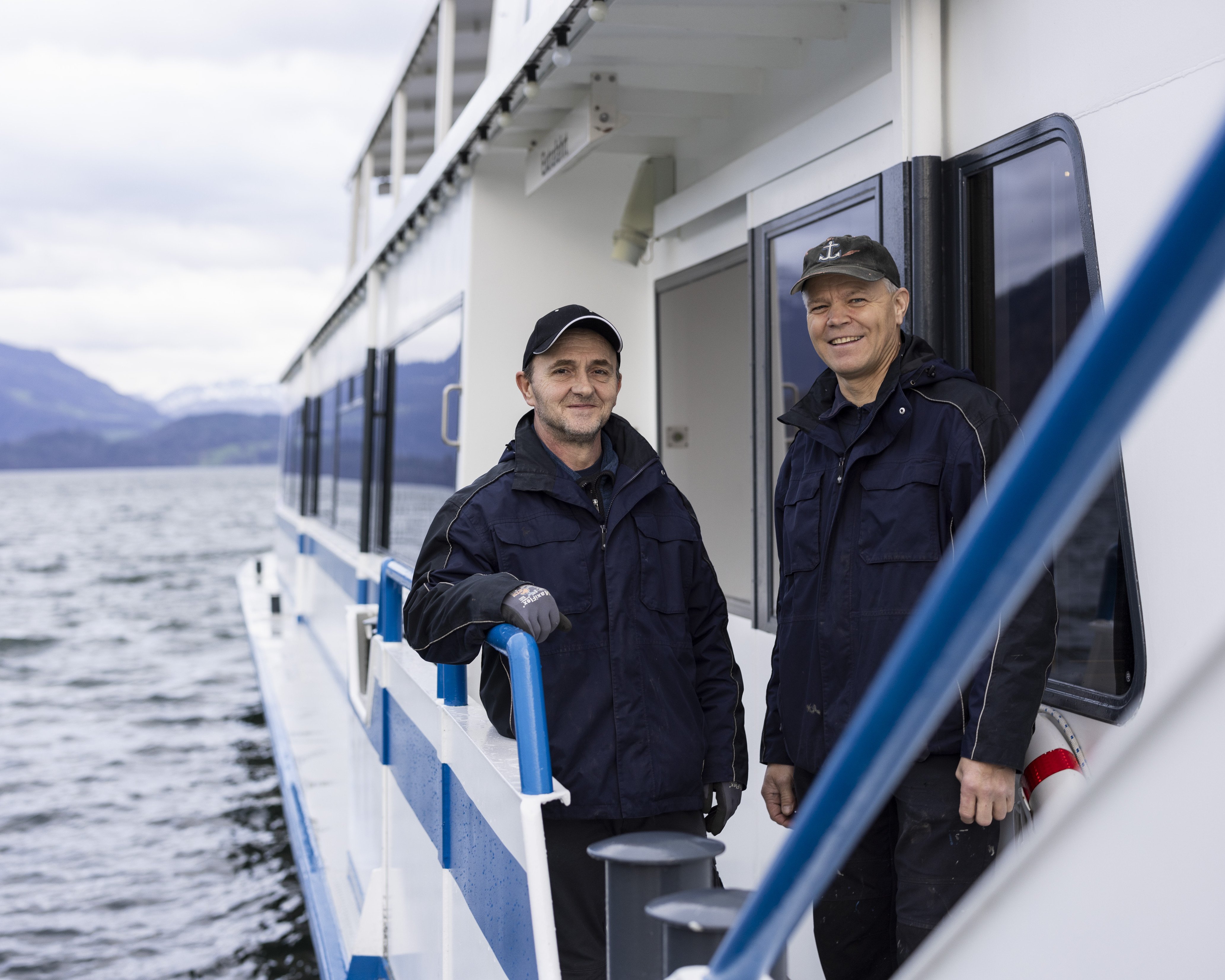 Team Unterhalt auf dem Schiff mit Blick auf die Berge