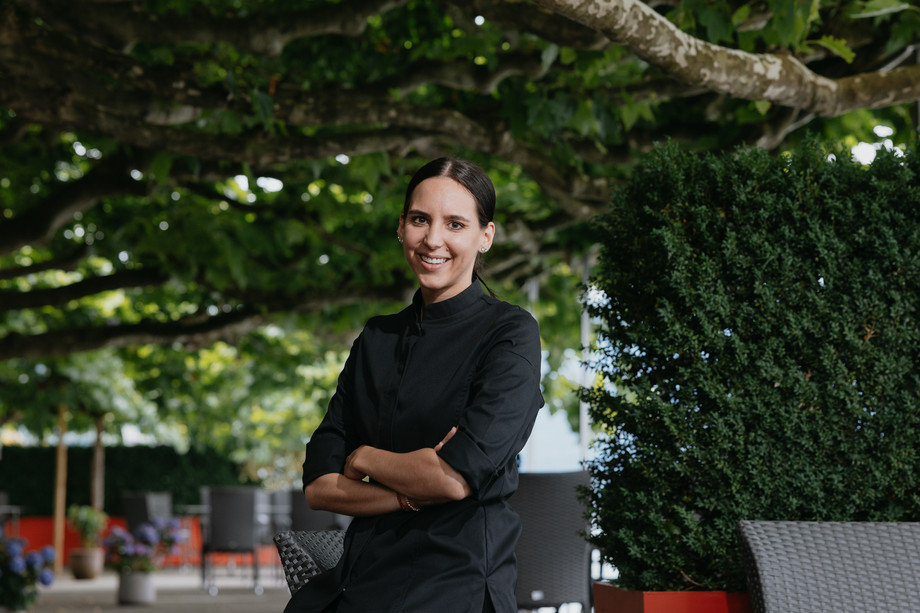 Zugersee Botschafter Noemie Bernard steht in der Gartenwirtschaft im Restaurant Sternen Walchwil