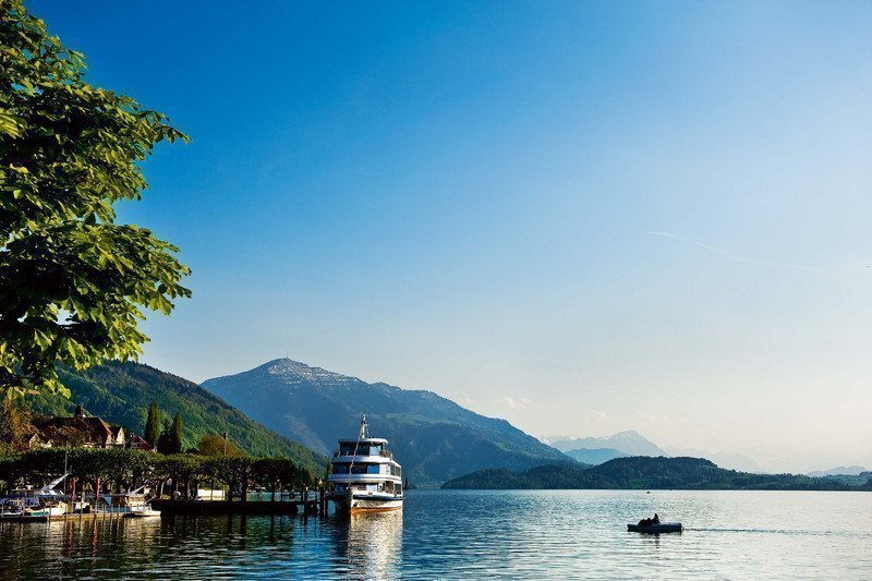 Motorschiff Zug am Landsgemeindeplatz mit Aussicht auf Rigi